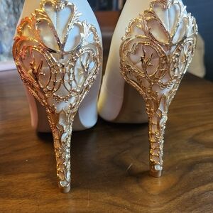 Shoe Dazzle Cream Heels With Gold Metal
